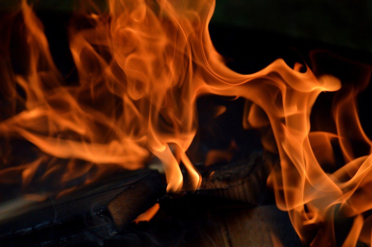 Réparer une cheminée qui fume réparez votre cheminée qui fume rapidement et efficacement avec nos solutions professionnelles pour un feu propre et sécuritaire.